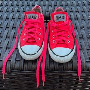 Converse Fuchsia size 6